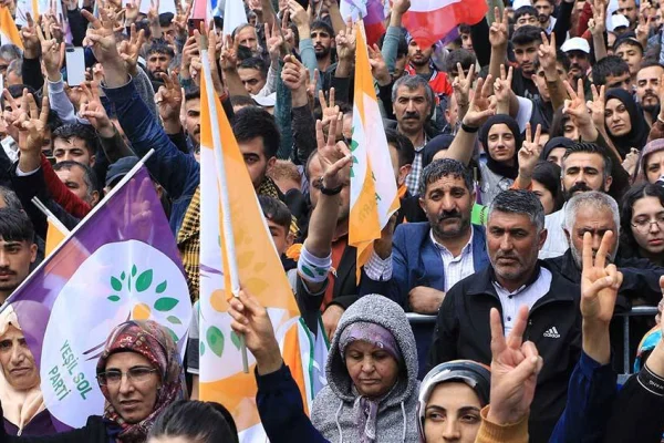 Biz onların düştüğü topraktan yeşerdik