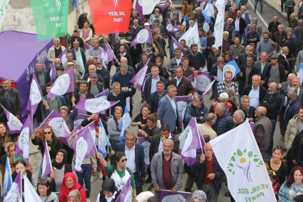 Yeşil Sol Parti depremzedelerle