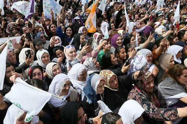 Kadınlar gümbür gümbür geliyor