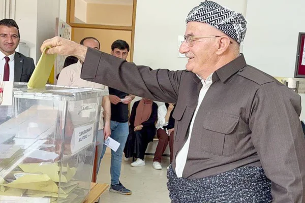 Büyük heyecanla sandığa gittiler