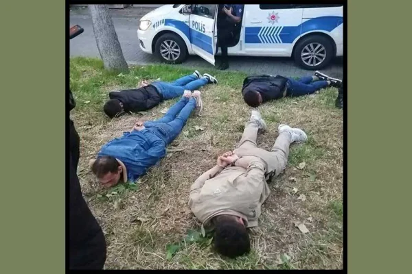 Irkçı marşla işkence gösterisi