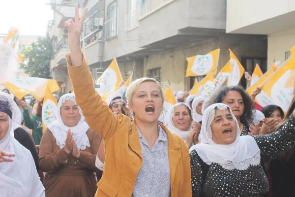 Sokak ve Meclis arasında köprü