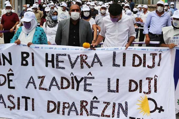 Barış zincirine polis bariyeri