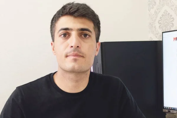 Tek kişi de kalsak da yazarız