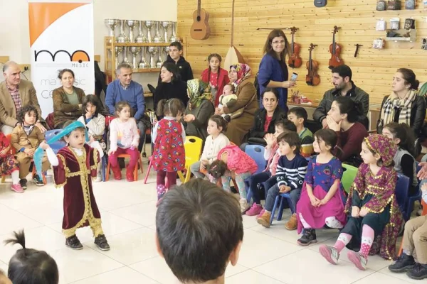 Çocuklar şarkı söyleyecek
