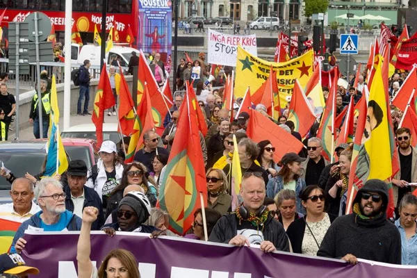 İsveçliler PKK bayrakları ile yürüdü