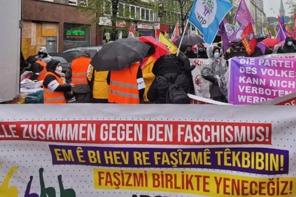 Diktatörün kitle desteğini yarmak