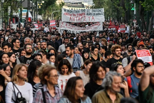 Atina göçmenler için yürüdü