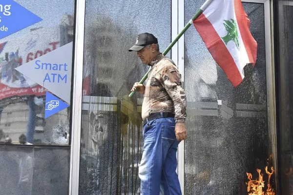 Bankaları ateşe verdiler