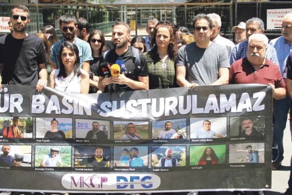 15 gazeteci bir yıldır tutsak