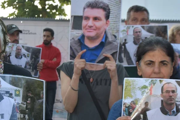 Ayaz ve Çakas için cezaevi önünde eylem