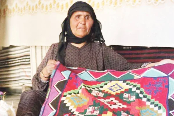 Kültürünü halılara nakşediyor