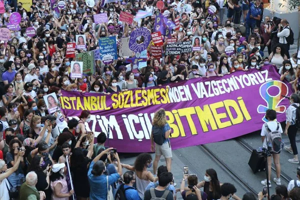 Sözleşme sonrası en az bin kadın katledildi
