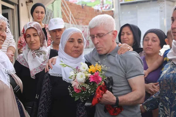 Başları dik ve onurlu çıkıyorlar