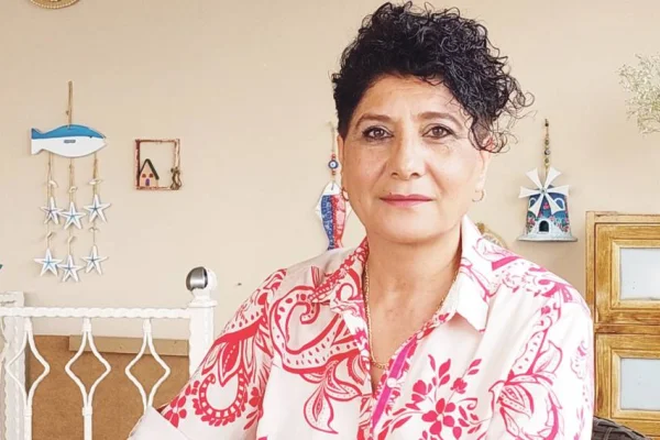 Tahta parçası, kapı kasası, paslı çivi ile sanat