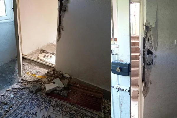 Gözaltındaki eşbaşkanın evinin kapı ve camlarını kırdılar