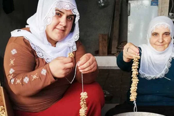 Geçimini cevizle sağlıyor