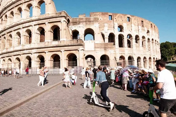 Colosseum duvarını çizen bir Alman yakalandı