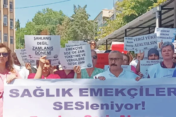Sağlık emekçileri haklarını istiyor
