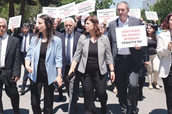 Vekiller 'soygun bakanlığı'na yürüdü