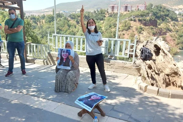 Oturma eylemi başlatan aileye gözaltı