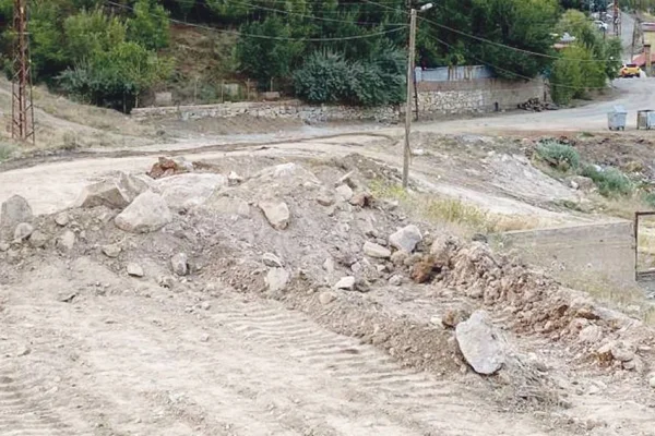 7 yıldır ulaşıma kapalı cadde!