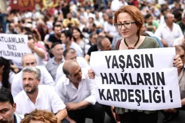 Demokratikleşme sokaklarda gelişir