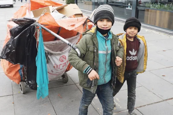 Sarayda saltanat okulda açlık var!