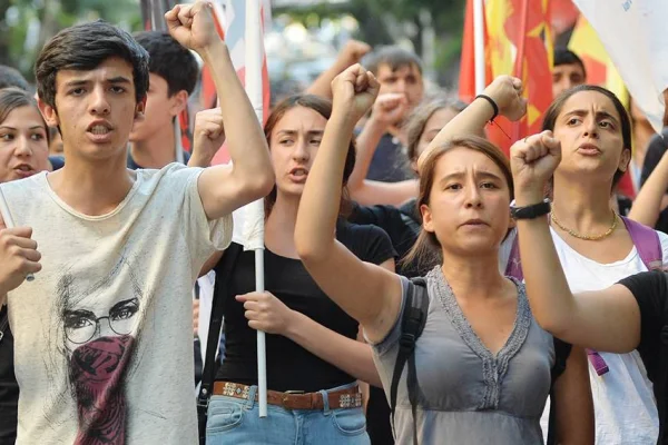 Sokakta tartışılır sokağın kurtuluşu