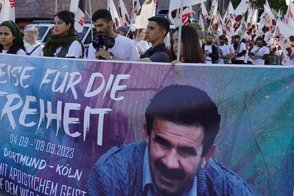 Gençler Öcalan için yürüyor
