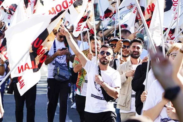 40 enternasyonalist yürüyor