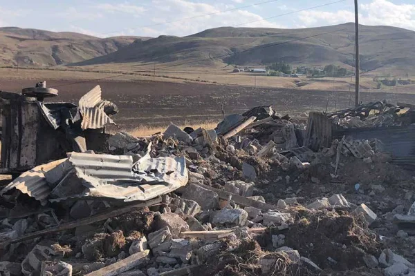 6 helikopter ve 50 araçla bir eve bombardıman