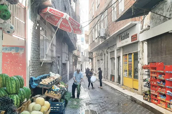Kayyum, Anzele'de geri adım attı