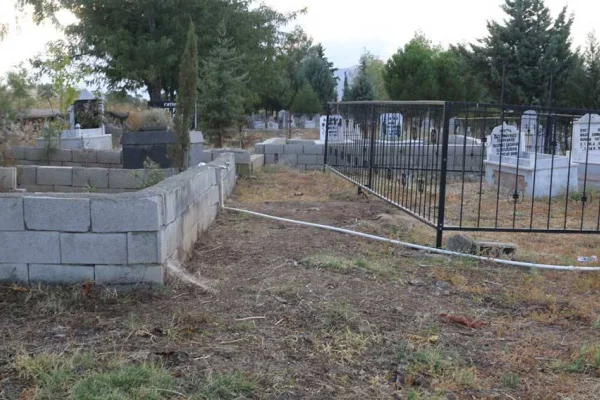 Toplu mezarın üstüne mezarlar