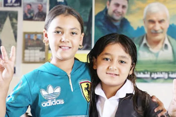 Siyah gözlerini gerillanın kucağında açtı