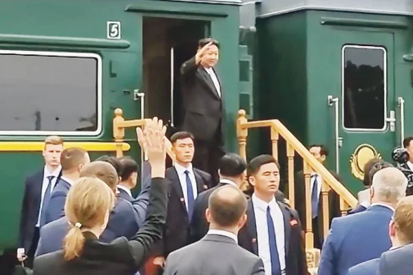 Kim Jong-Un zırhlısıyla döndü