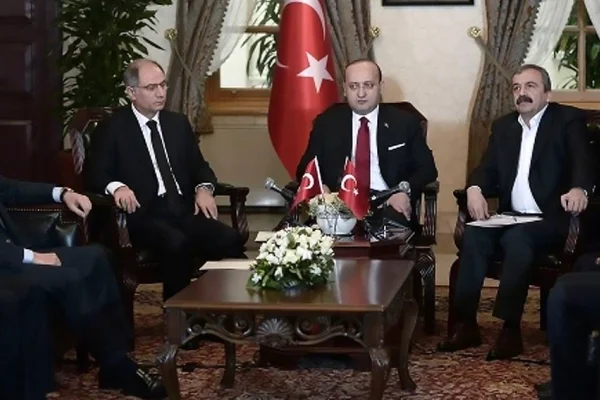 Değişmeyen gündem anayasa