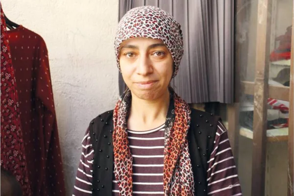Evinde oturmadı, dükkanını açtı