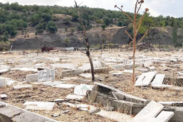Türk ordusu, mezarlığı tahrip etti