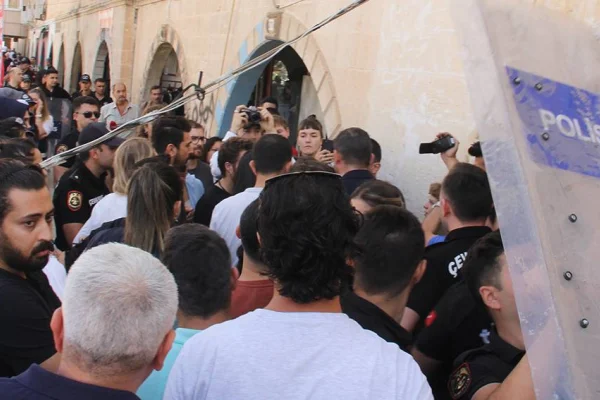 Polis kolyesini çaldı