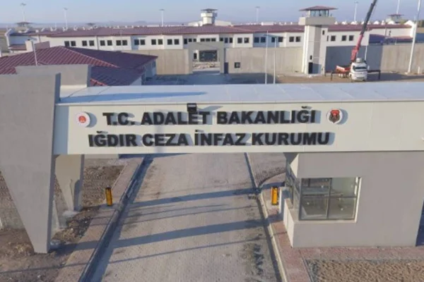 Müdür tutsakları tehdit etti