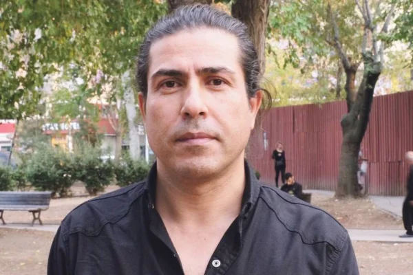Polis gazetecinin yolunu kesti