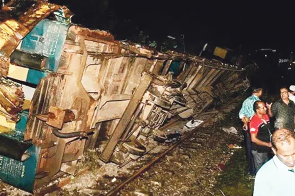 Bangladeş'te tren kazası: 15 ölü
