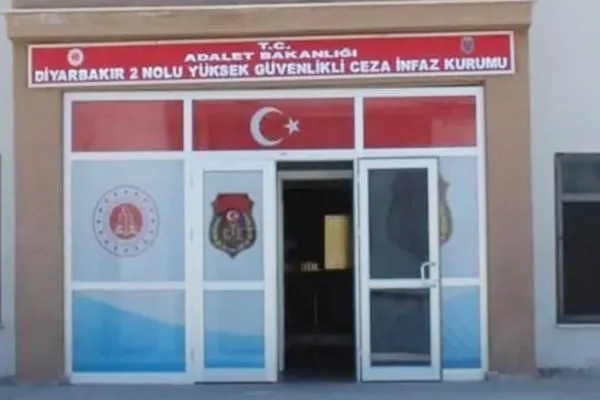 Tutsaklara ‘kapıya vurdun’ cezası
