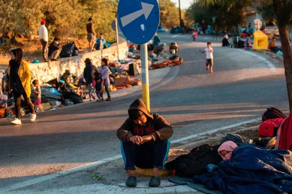 Mülteciye bu dünyanın yol kenarları ve mezarlıkları düştü