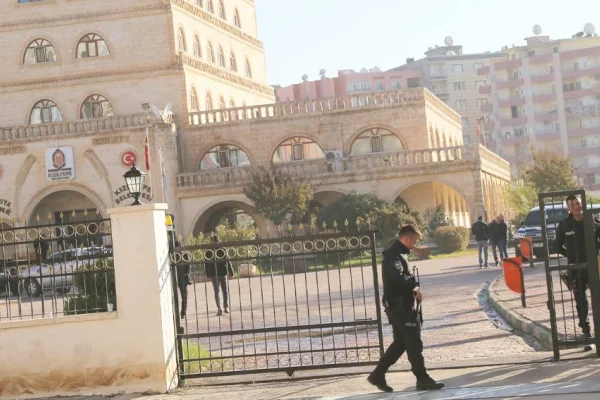 Kayyum, polise koşturuyor