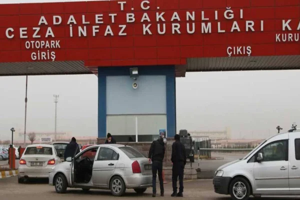 Halay çeken tutsaklara ceza