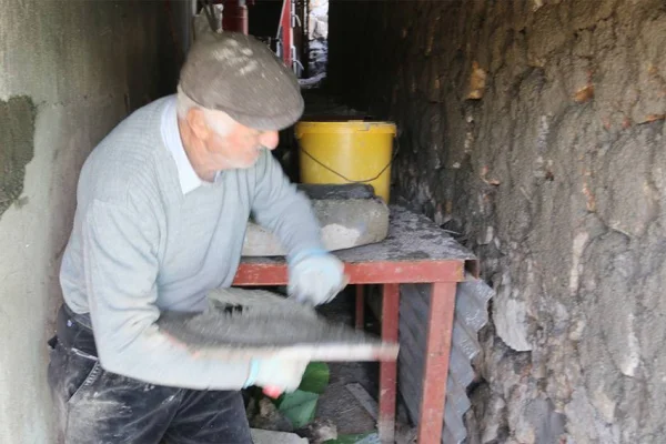 70 yaşındaki depremzede inşaatlarda çalışıyor