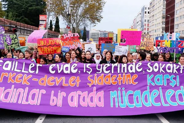 Savaşa ve şiddete karşı mor öfke