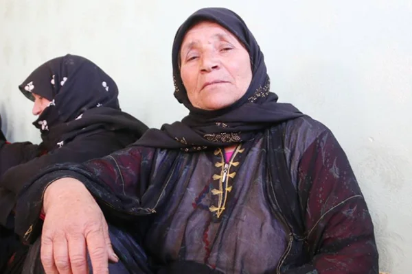 Öfkeli ve başı dik